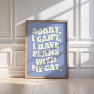 面白いブルーのレトロタイポグラフィ猫ポスター | マキシマリストとミニマリストの装飾プリント | 猫好きへのギフト | 印刷可能な壁アートとドーパミン装飾