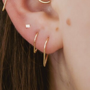 Single Triangle Huggie Hoop Earring in Solid 14k Gold, Tiny Earring, triangle Hoop, Unsoldered, Cartilage, Body Jewelry, geometric hoop