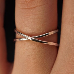 X-ring tillverkad i sterlingsilver, lindad korsformad midi-knogring, vändbar dubbelring, hamrad slät tunn tjock, unisex minimalistisk