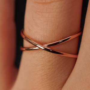 X Ring made in 14K Rose Gold Fill, wrapped criss cross midi knuckle ring, reversible double ring, hammered smooth, unisex minimalist