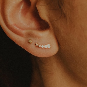 Oorhanger met kralen | 14k gouden vulling, rosé of zilver | rupsbout, minimalistisch, boho, cirkels, uniek, elegant, cadeaus voor vriendinnen, 1 cm