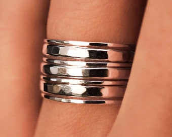 Anillos apilables de plata de ley martillada - Juego de 7 anillos gruesos y finos