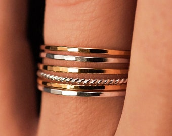 Conjunto de 6 anillos apilables de metal mixto, grosor medio + torsión / Plata de ley chapada en oro / Paquete de inicio de anillos apilables texturizados martillados