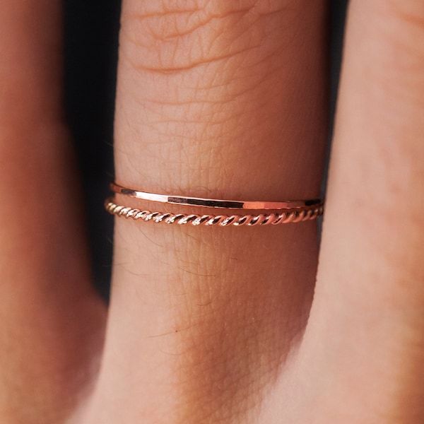 Dünnes Twist Stacking Set mit 2 Ringen in 14K Rosegold fill, Roségoldstapel, stapelbarer Ring, Roségoldringsatz, zarter Ring, 2er-Set