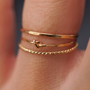 Knoop met gemengde textuur in 14 kt goudvulling, ringenset, delicate ring, draairing, knoopring, set van 3, gouden ringen, getextureerde ringen, touwring
