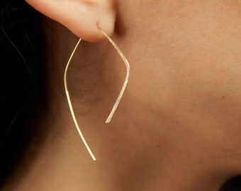 Pendientes de aro en forma de lágrima con enhebrador, disponibles en oro laminado de 14 quilates, oro rosa laminado o plata de ley. Pendientes de aro con enhebrador, estilo minimalista martillado, tamaño regular o mini.
