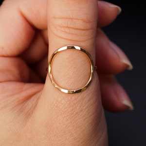 Anel Círculo | Ouro 14K | Liso ou Martelado | Tamanho Personalizado | Presente para Esposa | Geométrico | Polegar | Minimalista | Preenchido | 1,5 mm