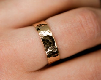 Wesentlicher Gehämmerter Bandring in 14K Gold Fill, gehämmerter Ring, einfaches Band, Unisex, Basic, dicker Ring, Goldring, Goldring