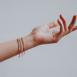 Sunburst Armreif in 14K Gold Fill, 14K Rosegold Fill oder Sterling Silber, gehämmerter Armreif, schmaler Armreif, minimalistisch, 1, 2 oder 3 Armreifen