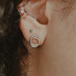 Interlocking Stud earrings in Sterling Silver, textured earrings, simple earrings, stud earrings, minimalist earrings, circle studs, silver