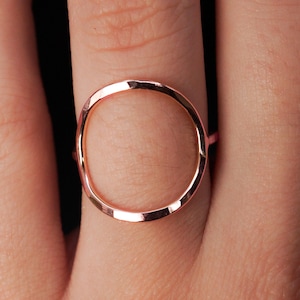 Anel Circular | Ouro Rosa 14K | Liso ou Martelado | Tamanho Personalizado | Presente para Esposa | Geométrico | Polegar | Minimalista | 1,5 mm