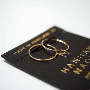 Juego de 2 anillos apilables de oro de grosor medio / Chapado en oro de 14 quilates / Martillado o liso / Anillo minimalista delicado apilable de chapado en oro de 1 mm de grosor imagen 6