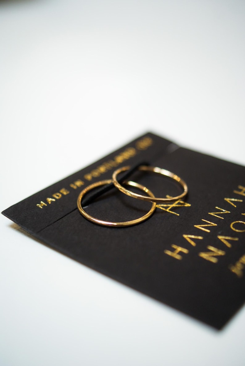 Juego de 2 anillos apilables de oro de grosor medio / Chapado en oro de 14 quilates / Martillado o liso / Anillo minimalista delicado apilable de chapado en oro de 1 mm de grosor imagen 6