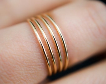 Set di 4 anelli impilabili in oro di medio spessore / Oro 14 carati placcato / Martellato o liscio / Anello impilabile delicato e minimalista in oro placcato di 1 mm di spessore