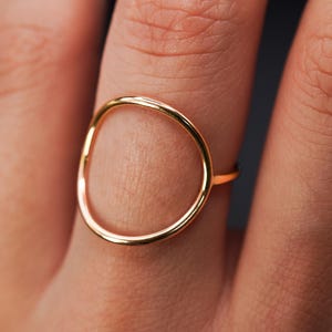 Anel Círculo | Ouro 14K | Liso ou Martelado | Tamanho Personalizado | Presente para Esposa | Geométrico | Polegar | Minimalista | Preenchido | 1,5 mm