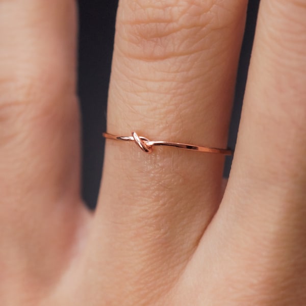 Anillo de nudo cerrado, relleno de oro rosa de 14K, estilo grueso delicado, delgado y duradero, idea mínima de regalo de dama de honor, nudo de amor, anillo de apilamiento, apilable