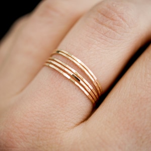 Set di 5 anelli impilabili ultra sottili / riempiti in oro 14k / martellati, lisci, confezione impilabile di fasce super sottili minimaliste, logore, graziose