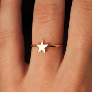 Puede incluir: Un anillo de oro con un diseño en forma de estrella.