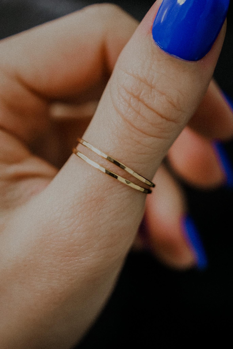Juego de 2 anillos apilables de oro de grosor medio / Chapado en oro de 14 quilates / Martillado o liso / Anillo minimalista delicado apilable de chapado en oro de 1 mm de grosor imagen 2