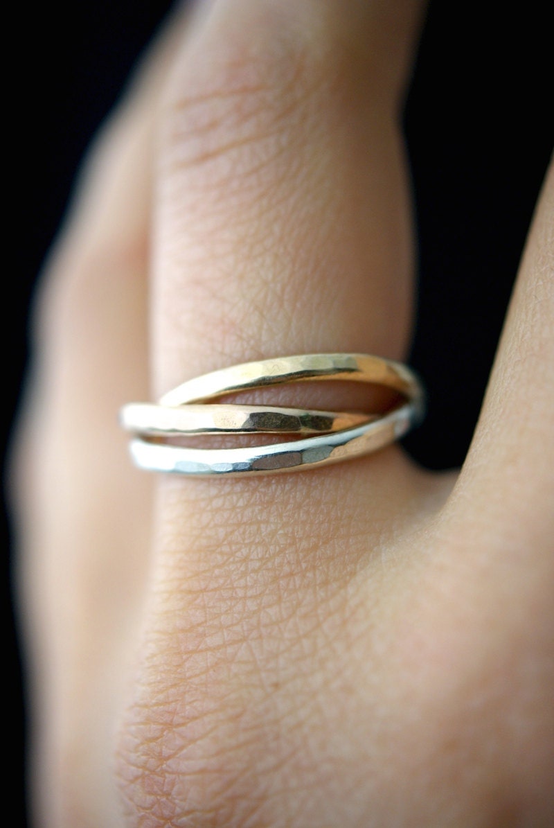 Кольцо из трех видов золота. Кольцо на безымянном пальце. Обручальное кольцо тринити. Кольцо тринити золото. Кольцо картье тринити.