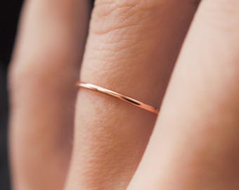 Anillo apilable de oro rosa macizo de grosor medio / Oro rosa de 14 quilates / Martillado o liso / 1 mm de grosor, apilable, delicado anillo minimalista, midi, boda