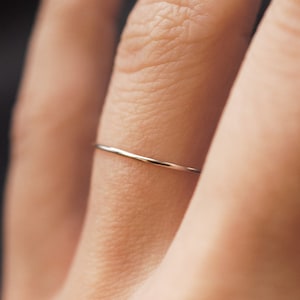 Weißgold ultradünner Stapelring, SOLID 585 Weißgold, fadenscheinig, stapelbar, winzig, zart, Unisex Gunmetal, super dünn, nickelfrei