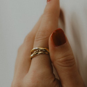 Conjunto de 3 anéis entrelaçados em metais maciços mistos: ouro 14K, ouro rosa, prata e grosso. imagem 10