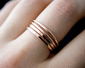 Anillo apilable grueso y sólido / Oro rosa de 14 quilates / Acabado liso y martillado / 1,5 mm. Duradero, robusto, minimalista y sencillo. Anillo apilable para bodas con tallas personalizadas.