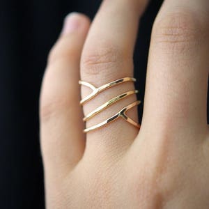 Geschwungener Wickelring in 14K Gold-Fill, gold filled zartes modernes Statement, Art Deco Stil, gewebter Ring, organischer Frühlingsschmuck Bild 7