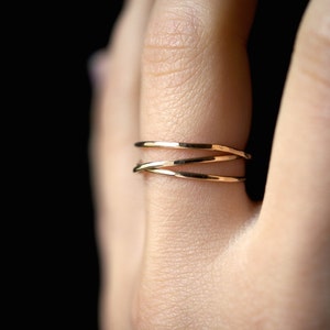 Anillo envolvente, anillo envolvente de relleno de oro de 14K, lleno de oro, anillo cruzado entrecruzado envuelto, anillo tejido, infinito, entrelazado, superpuesto, textura imagen 10