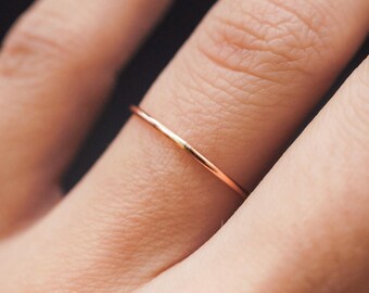 Anillo apilable de oro rosa macizo de grosor medio / Oro rosa de 14 quilates / Martillado o liso / 1 mm de grosor, apilable, delicado anillo minimalista, midi, boda