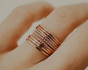 Conjunto forrado de 9 anillos / Oro rosa de 14 quilates / Grosor medio / Paquete maximalista de anillos texturizados apilados, hechos a mano, martillados, forrados, lisos, regalos para ella