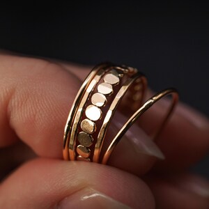 Juego de 2 anillos apilables de oro de grosor medio / Chapado en oro de 14 quilates / Martillado o liso / Anillo minimalista delicado apilable de chapado en oro de 1 mm de grosor imagen 10