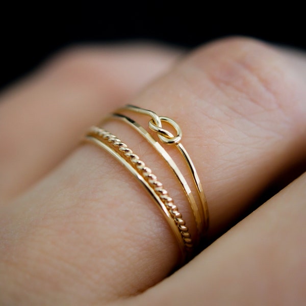 Ensemble de 4 anneaux à empiler texturés avec nœuds et torsades, ultra fins, remplissage doré, rose ou argent, finition martelée minimaliste, finition lisse