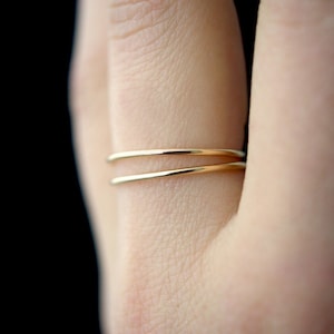 Juego de 2 anillos apilables de oro de grosor medio / Chapado en oro de 14 quilates / Martillado o liso / Anillo minimalista delicado apilable de chapado en oro de 1 mm de grosor imagen 7