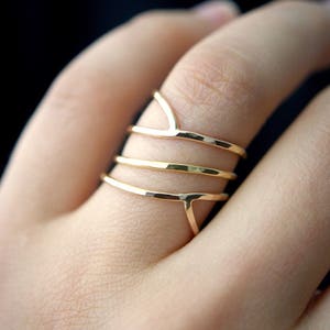 Geschwungener Wickelring in 14K Gold-Fill, gold filled zartes modernes Statement, Art Deco Stil, gewebter Ring, organischer Frühlingsschmuck Thick 1.5mm-Hammered