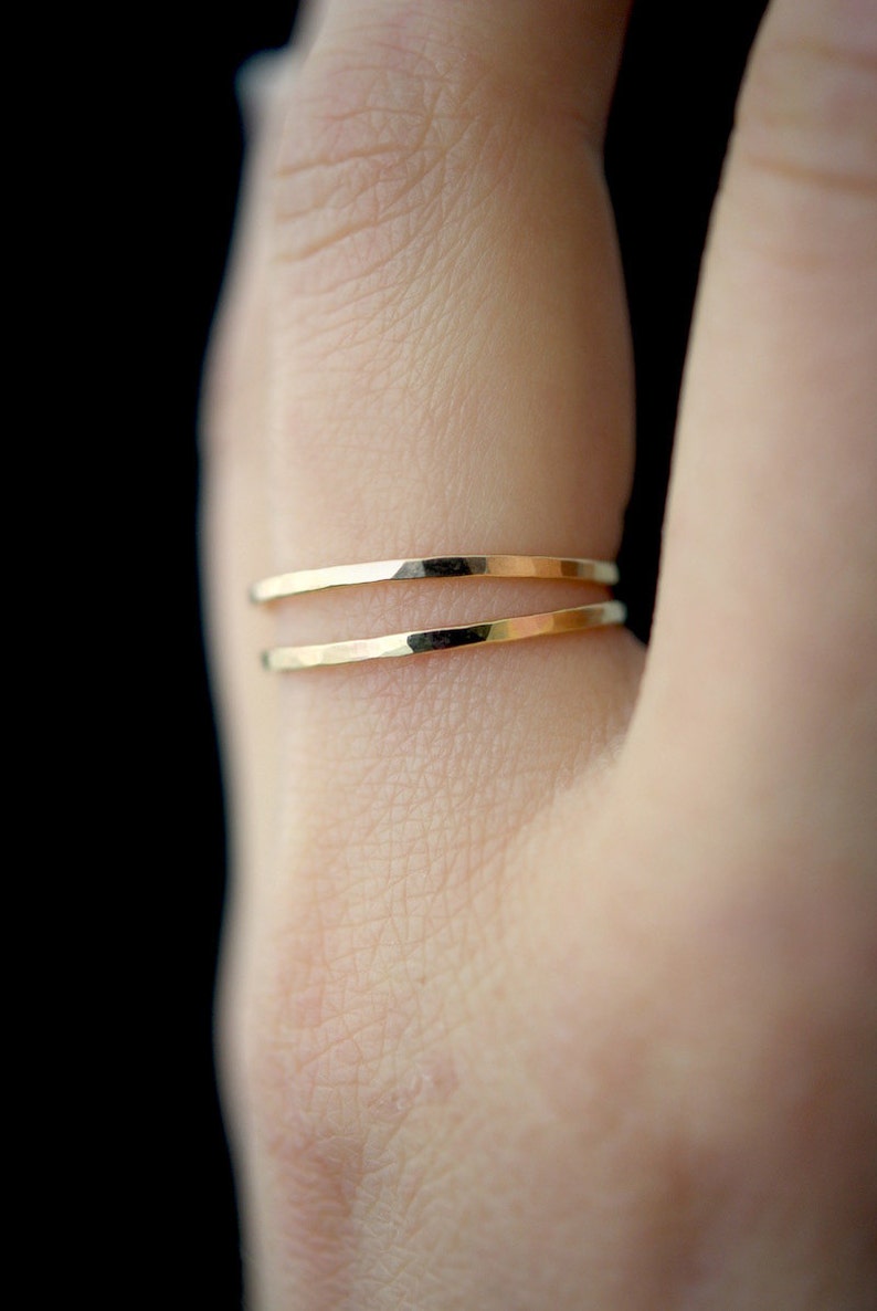 Juego de 2 anillos apilables de oro de grosor medio / Chapado en oro de 14 quilates / Martillado o liso / Anillo minimalista delicado apilable de chapado en oro de 1 mm de grosor imagen 8