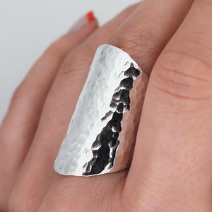 Anillo de escudo grande / Plata esterlina / anillo de escudo martillado, banda de declaración unisex, banda de cigarro, anillo de armadura extra largo y alto, regalo para ella