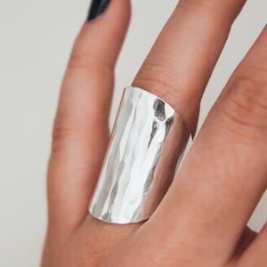 Anillo de escudo grande / Plata esterlina / anillo de escudo martillado, banda de declaración unisex, banda de cigarro, anillo de armadura extra largo y alto, regalo para ella