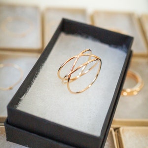 Anillo envolvente, anillo envolvente de relleno de oro de 14K, lleno de oro, anillo cruzado entrecruzado envuelto, anillo tejido, infinito, entrelazado, superpuesto, textura imagen 7