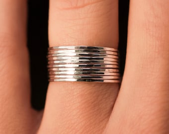 Juego de 10 anillos apilables ultrafinos de plata martillada, anillos de plata esterlina, anillos apilables, anillos delicados, anillos martillados, maximalista, gran pila