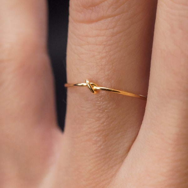 Gesloten knoopring, 14K gouden vulling, delicate dunne, duurzame dikke stijl, minimaal bruidsmeisje cadeau-idee, liefdesknoop, stapelring, stapelbare ring