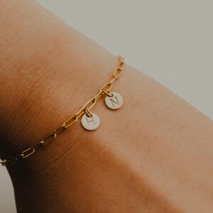 Pulsera con dijes con letras estampadas, nombre, iniciales, regalo para novia, amistad, relleno de oro de 14 quilates, relleno de rosa, plata esterlina, círculo pequeño