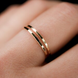 Juego de 2 anillos apilables de oro de grosor medio / Chapado en oro de 14 quilates / Martillado o liso / Anillo minimalista delicado apilable de chapado en oro de 1 mm de grosor imagen 4