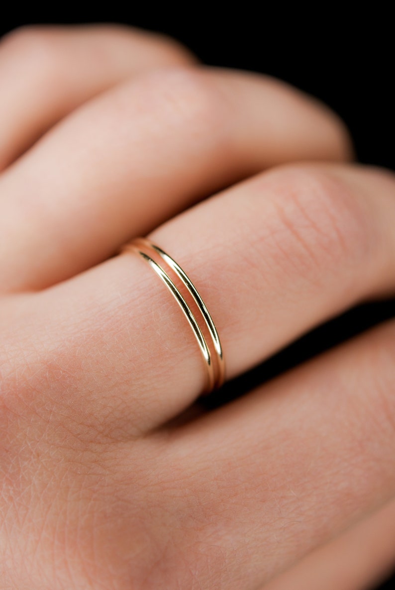 Juego de 2 anillos apilables de oro de grosor medio / Chapado en oro de 14 quilates / Martillado o liso / Anillo minimalista delicado apilable de chapado en oro de 1 mm de grosor imagen 3