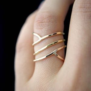 Geschwungener Wickelring in 14K Gold-Fill, gold filled zartes modernes Statement, Art Deco Stil, gewebter Ring, organischer Frühlingsschmuck Bild 5