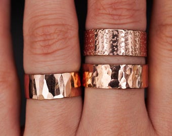 Anillo ancho / Anillo chapado en oro rosa martillado / Anillo ancho tipo cigarro, unisex