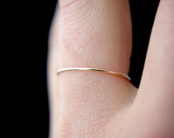 Anel empilhável ultrafino em ouro rosa maciço, super fino, ouro rosa 14k, com acabamento delicado, ideal para usar em conjunto com outros anéis, pequeno e elegante.