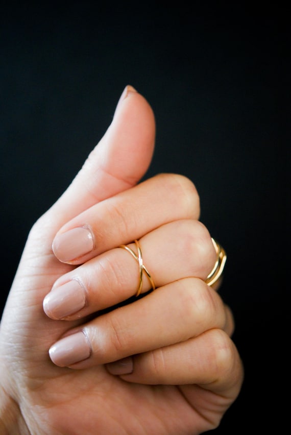 Bague en X midi en remplissage d or 14 carats lisse martele anneau d articulation minimal anneaux empilables petit doigt double anneau double anneau anneau croise Etsy France