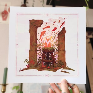 Peut inclure: Une impression d'art représentant une scène stylisée avec un tabouret en bois, des arches et des poissons rouges. L'œuvre a une bordure rose avec des étoiles. La palette de couleurs comprend des nuances de marron, de rouge et de rose.